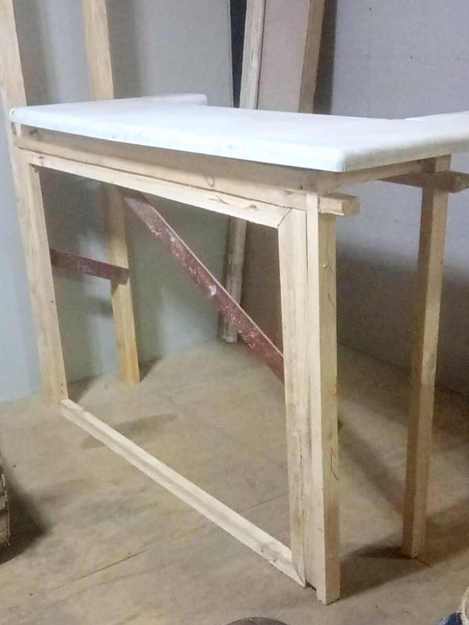 Estructura de madera del bar con la cubierta blanca encima