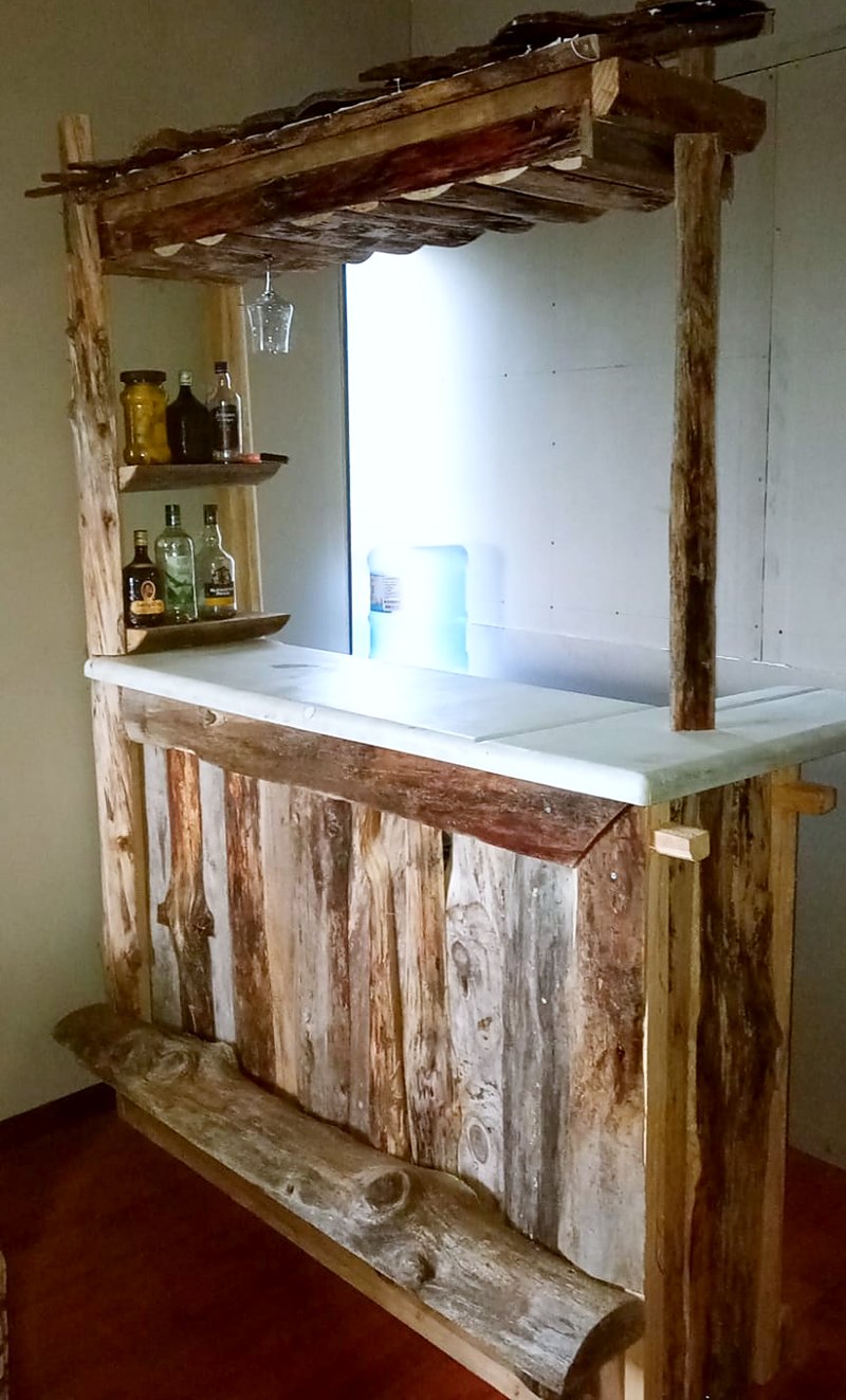 El bar terminado, con repisas, copero y techo